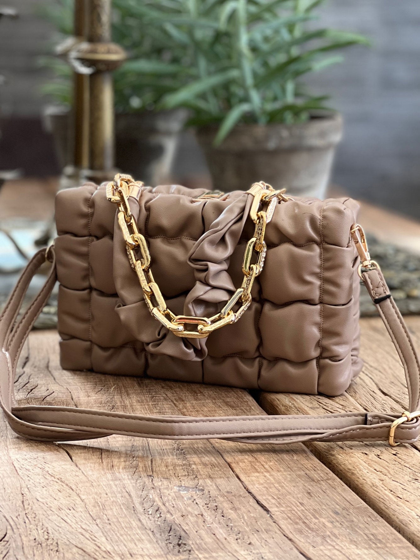 Ashanti - Fyrkantig väska med guldkedja